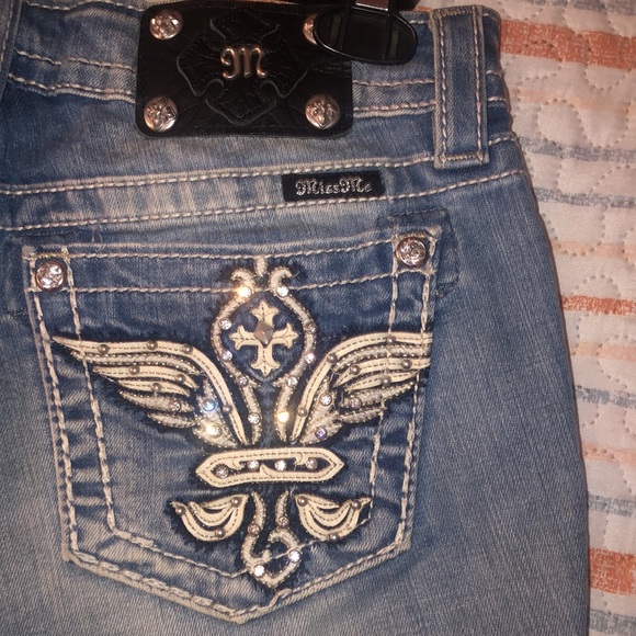 Miss Me Signature Mid-Rise Shorts - Picture 3 of 13